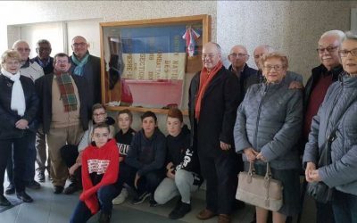 Les anciens combattants offrent un drapeau au collège