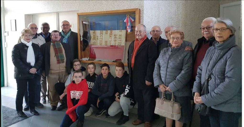 Les anciens combattants offrent un drapeau au collège