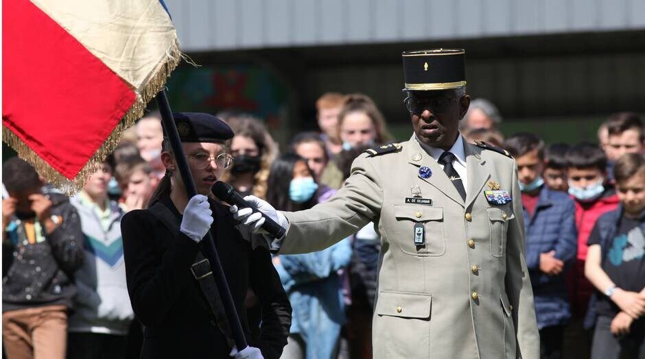 Passation de porte-drapeau au collège Notre-Dame