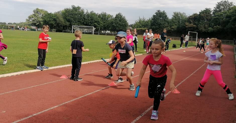 500 écoliers se retrouvent au stade pour jouer