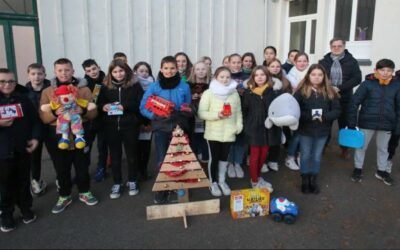 Des élèves offrent des cadeaux au Secours populaire