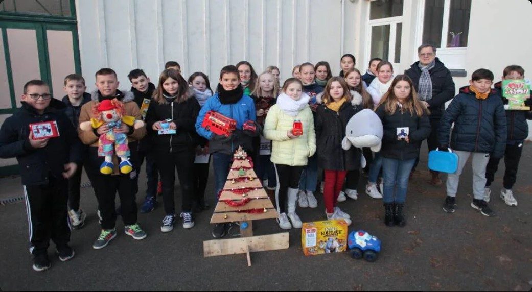 Des élèves offrent des cadeaux au Secours populaire