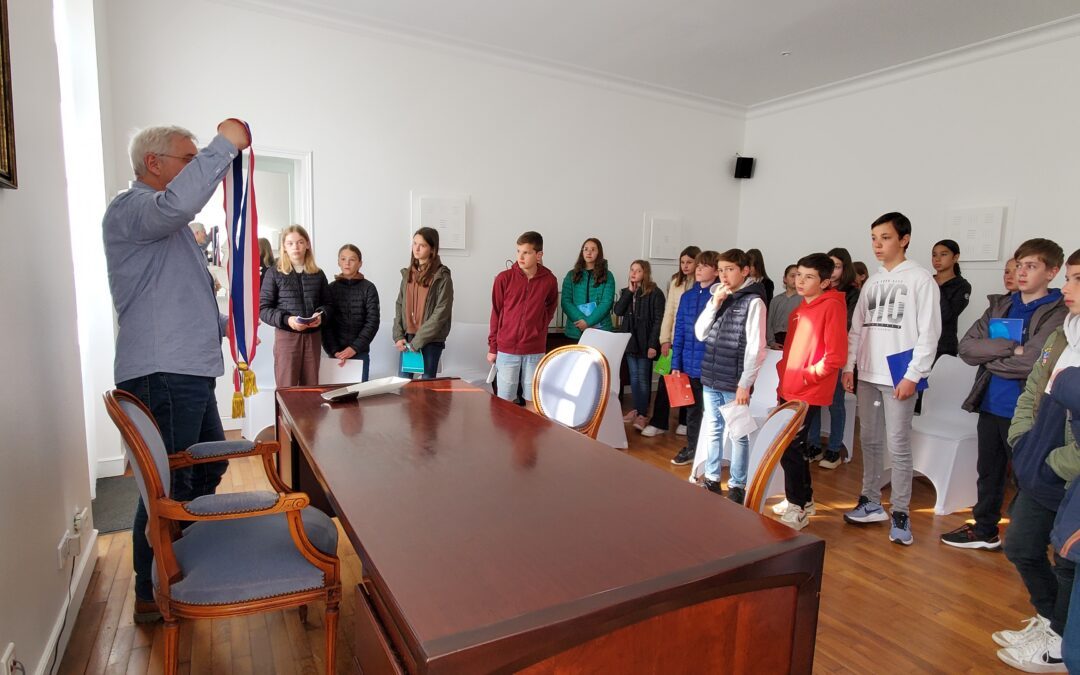 Les sixièmes visitent la mairie de Saint Pierre la Cour